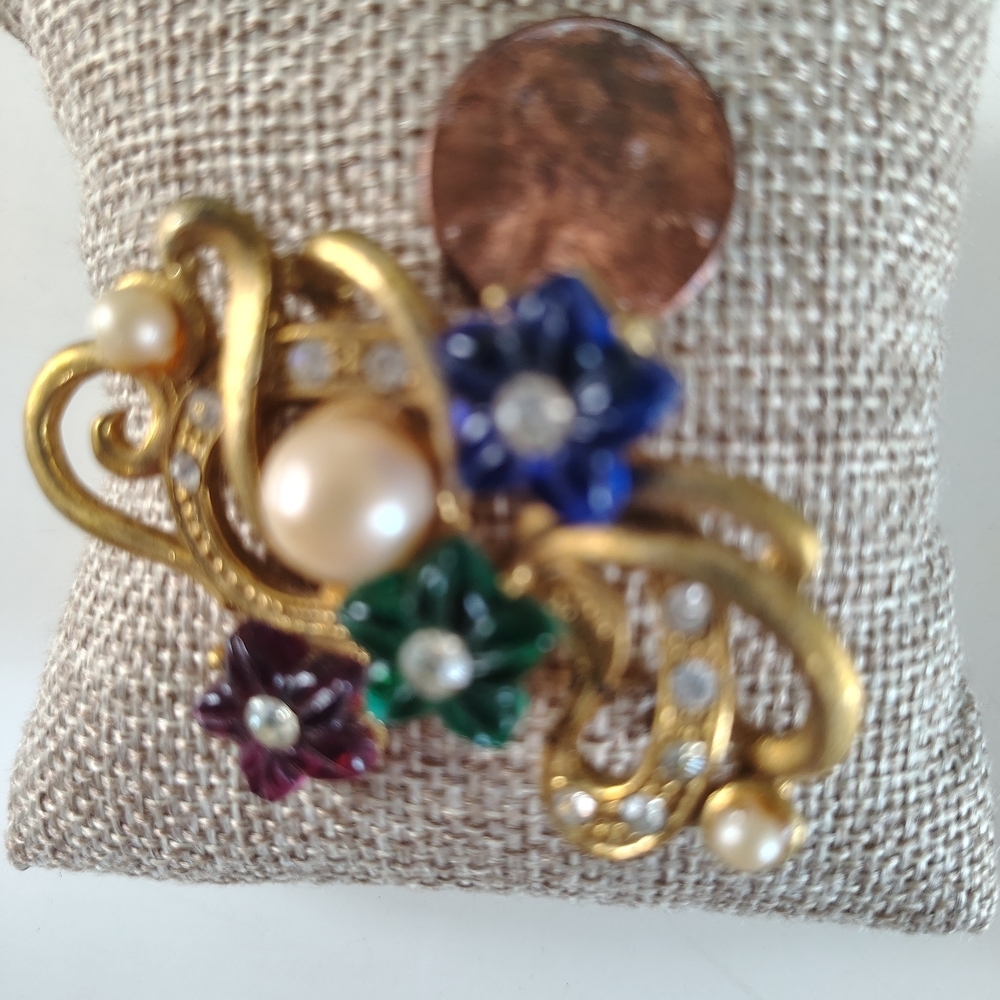 Elegant Gold Floral Brooch with Multicolor Accents - Picture 7 of 12
